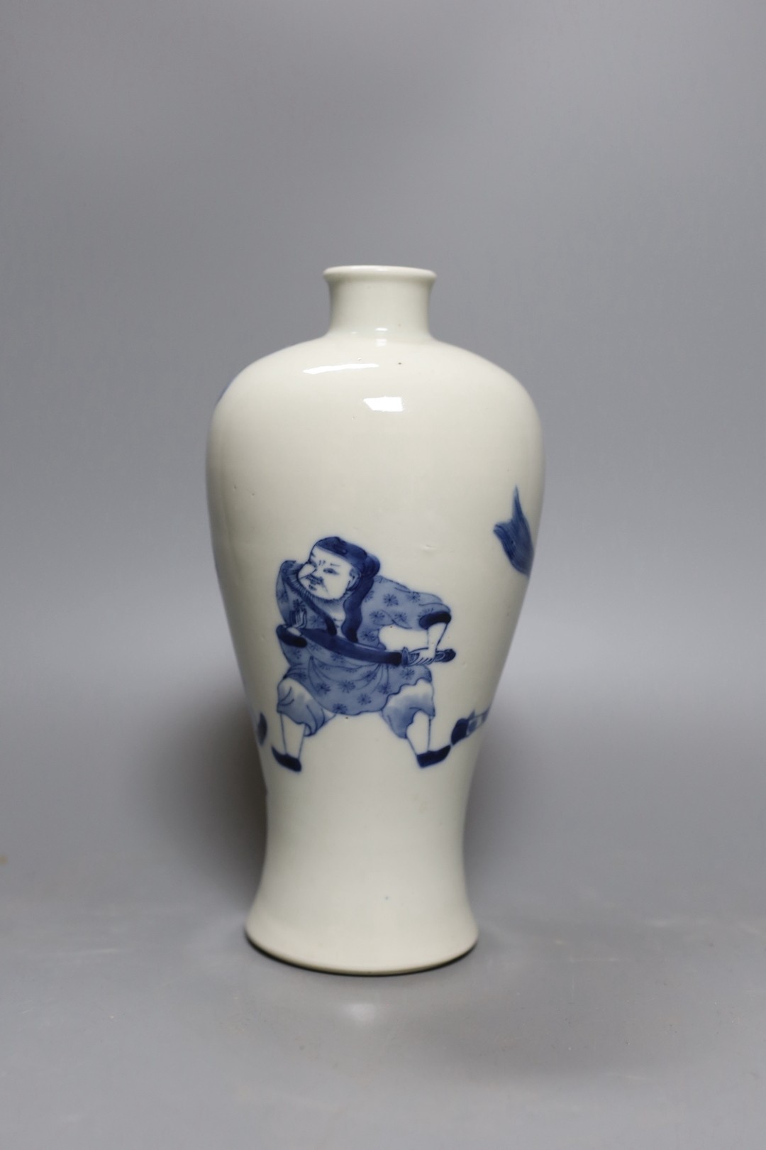 A Chinese blue and white figural meiping, 21.5cm